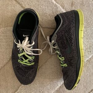 Nike Free TR Fit black/green printed sneaker